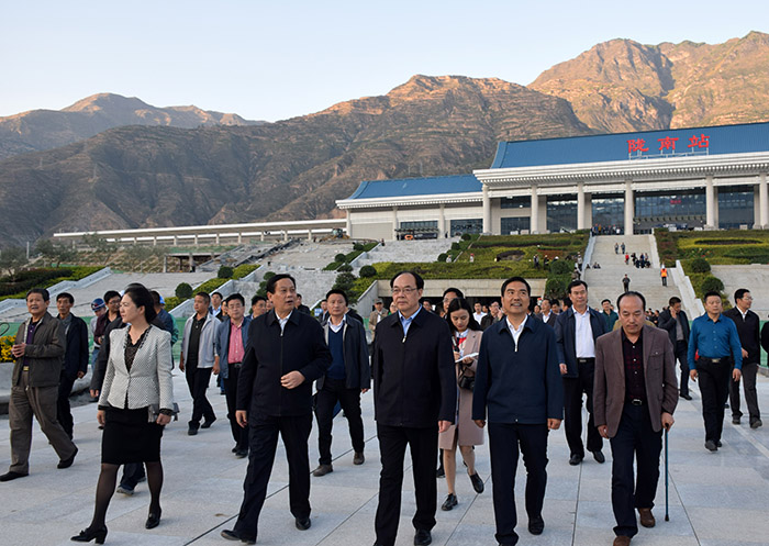 全國、省市政協(xié)委員體驗(yàn)蘭渝鐵路、視察階州廣場(chǎng)