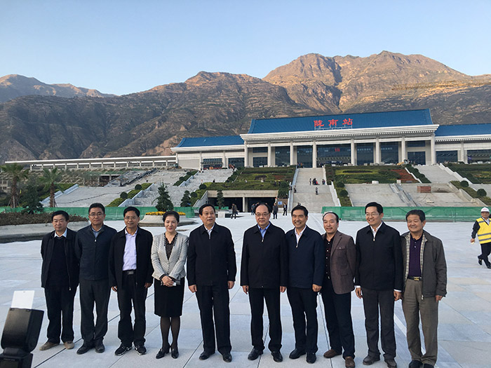 全國、省市政協(xié)委員體驗(yàn)蘭渝鐵路、視察階州廣場(chǎng)