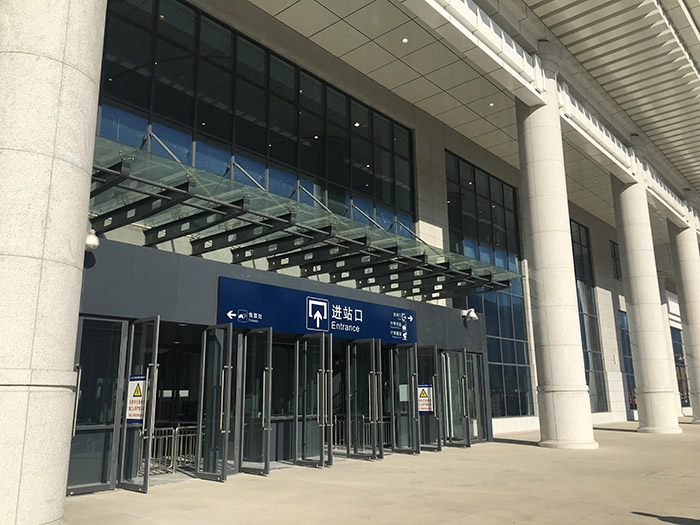 全國、省市政協(xié)委員體驗(yàn)蘭渝鐵路、視察階州廣場(chǎng)