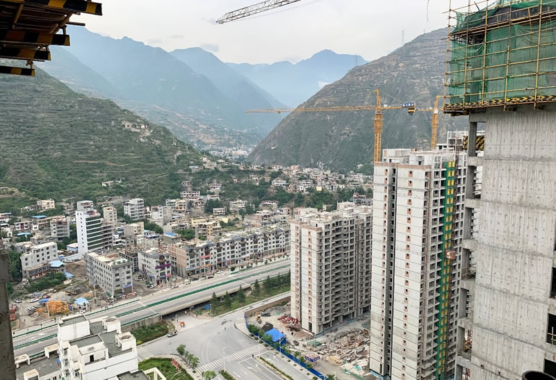 匠心傾注、喜封金頂——龍江?雙子座商住小區(qū)主體順利封頂