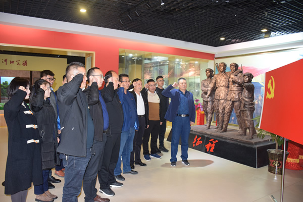 市龍江集團(tuán)開展“不忘初心、牢記使命”主題黨日活動