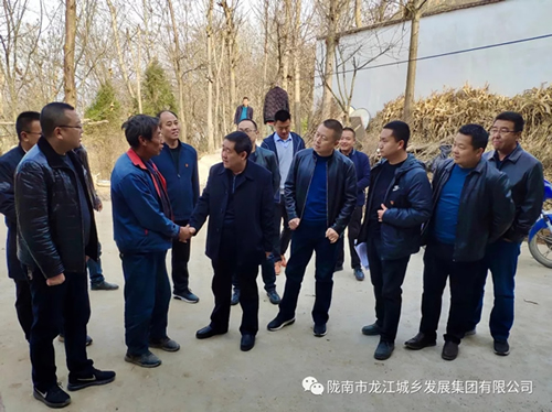 市龍江集團(tuán)在文縣橋頭鎮(zhèn)安子坡村開(kāi)展“解難題、辦實(shí)事、送溫暖”活動(dòng)