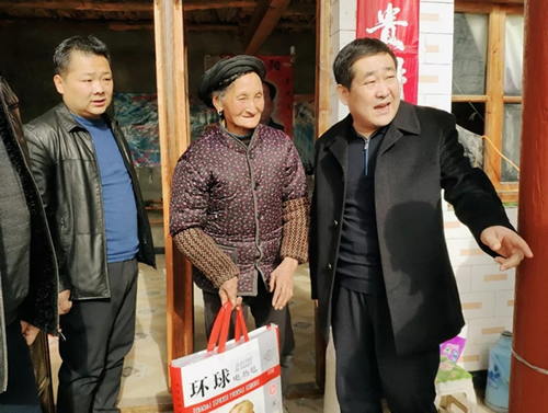 市龍江集團(tuán)在文縣橋頭鎮(zhèn)安子坡村開(kāi)展“解難題、辦實(shí)事、送溫暖”活動(dòng)