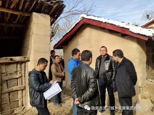 市龍江集團(tuán)在文縣橋頭鎮(zhèn)安子坡村開(kāi)展“解難題、辦實(shí)事、送溫暖”活動(dòng)